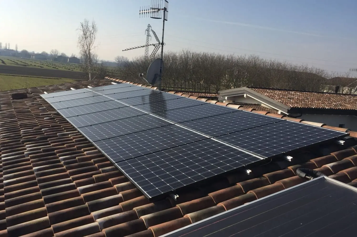 Impianto fotovoltaico su una copertura residenziale