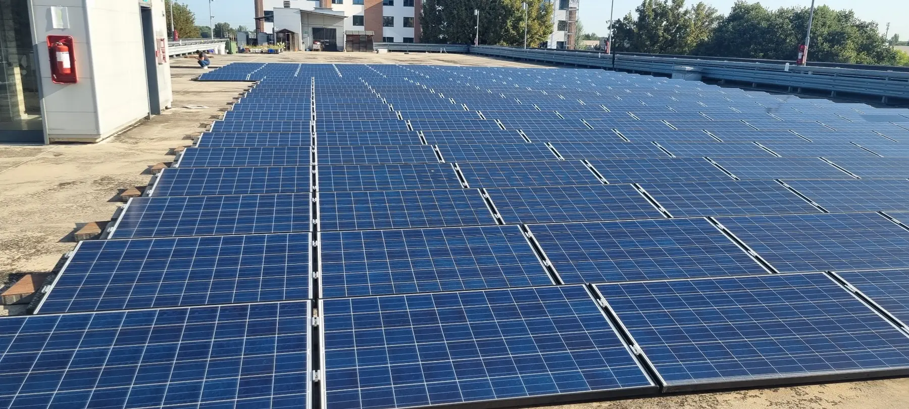 Grande impianto fotovoltaico installato su una copertura aziendale