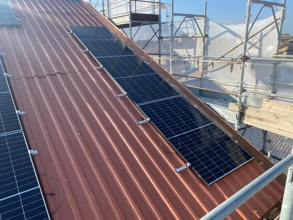 Moduli fotovoltaici installati su un tetto inclinato in lamiera